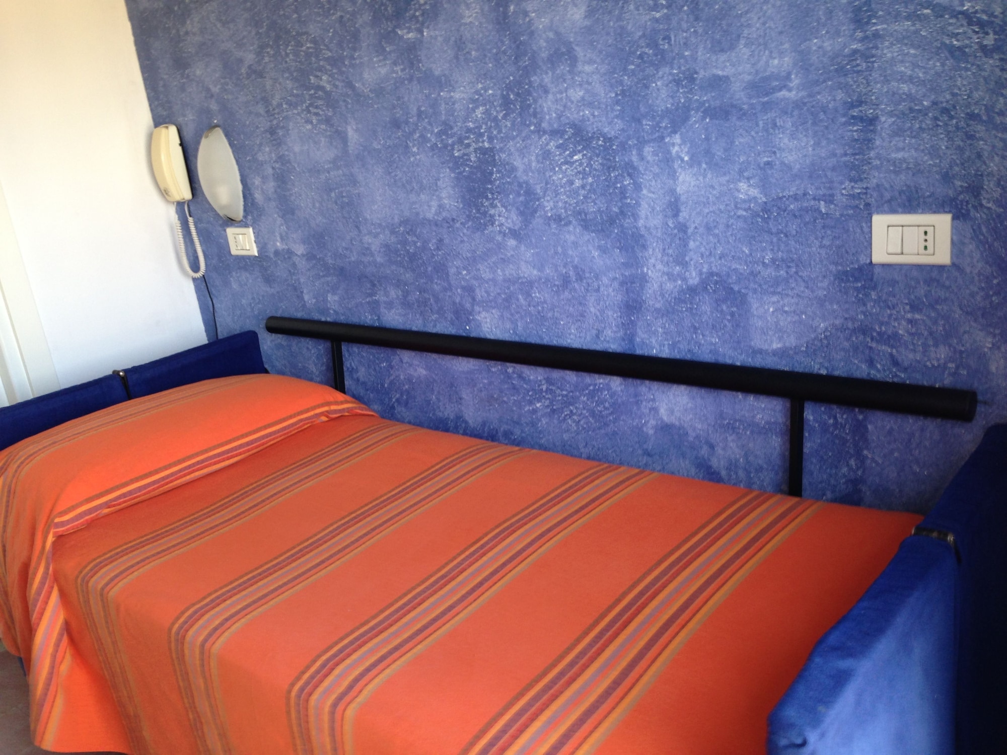 ROOM, SINGLE
