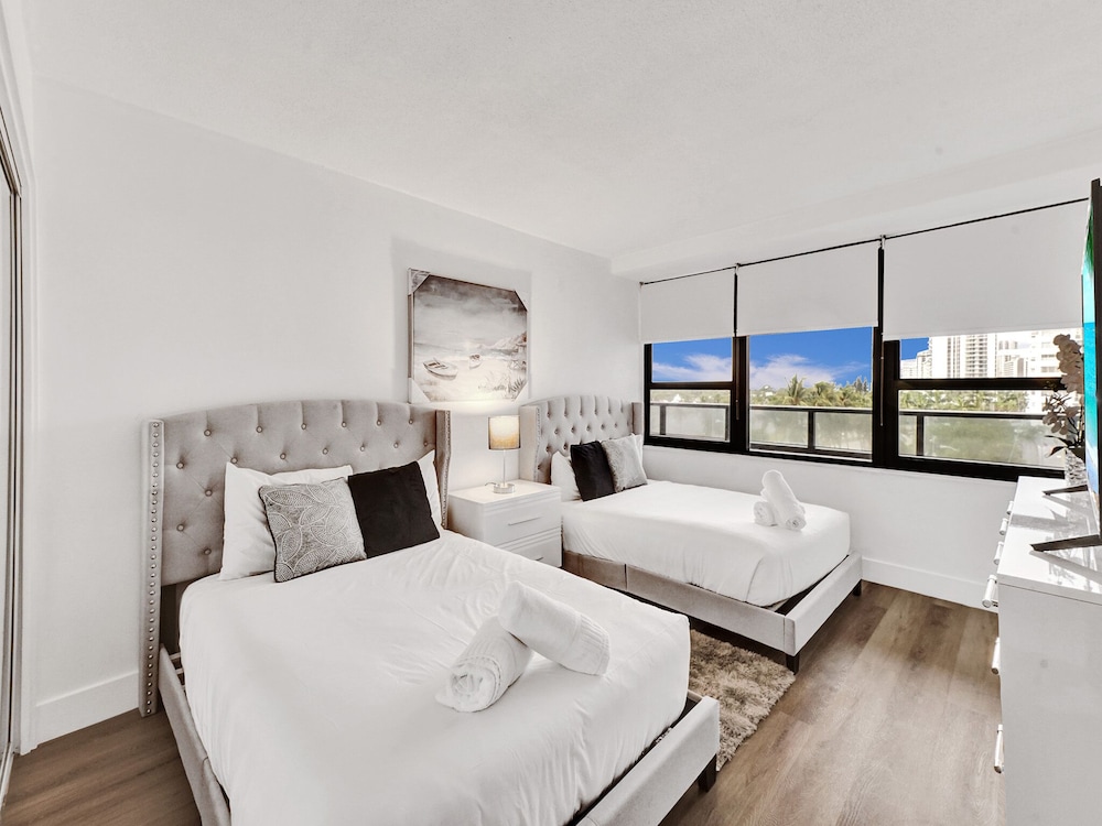 2 Bedrooms, Miami, Beach, King and Twin Beds, Sofa