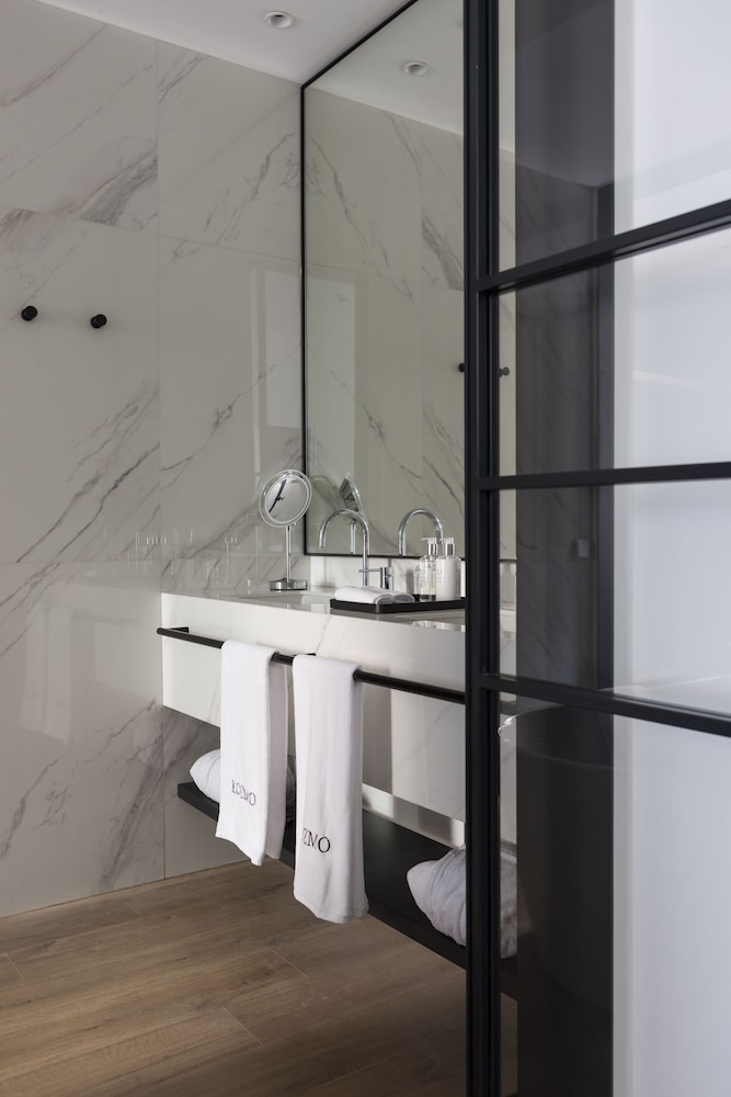 Kozmo Hotel Suites and Spa 48/50