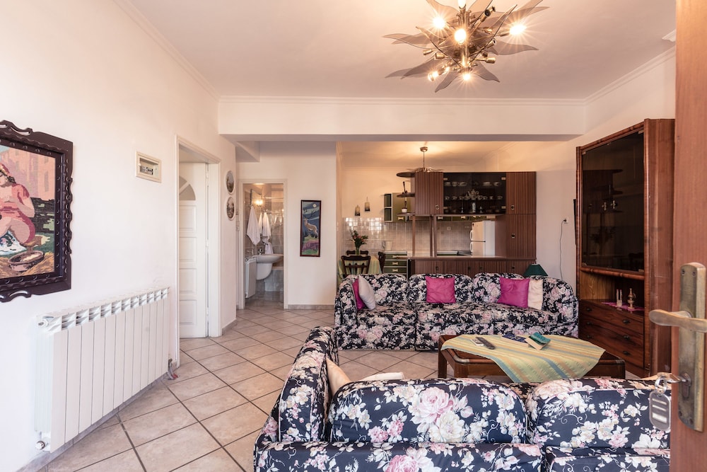 Yianna Hotel 8/51