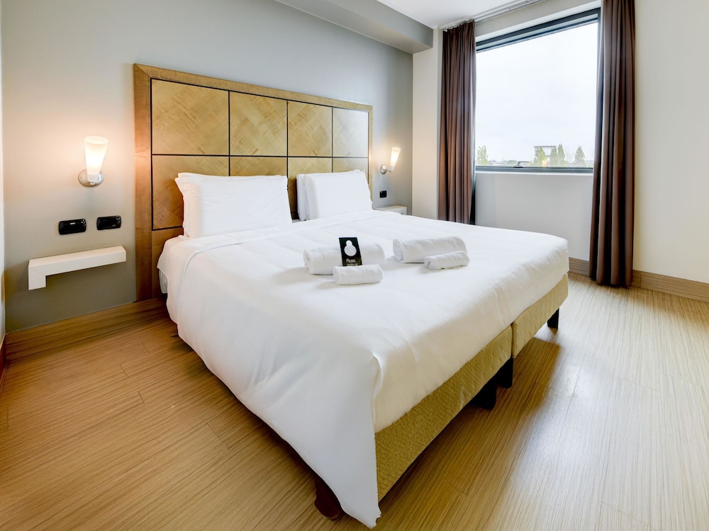 ROOM, DOUBLE BED