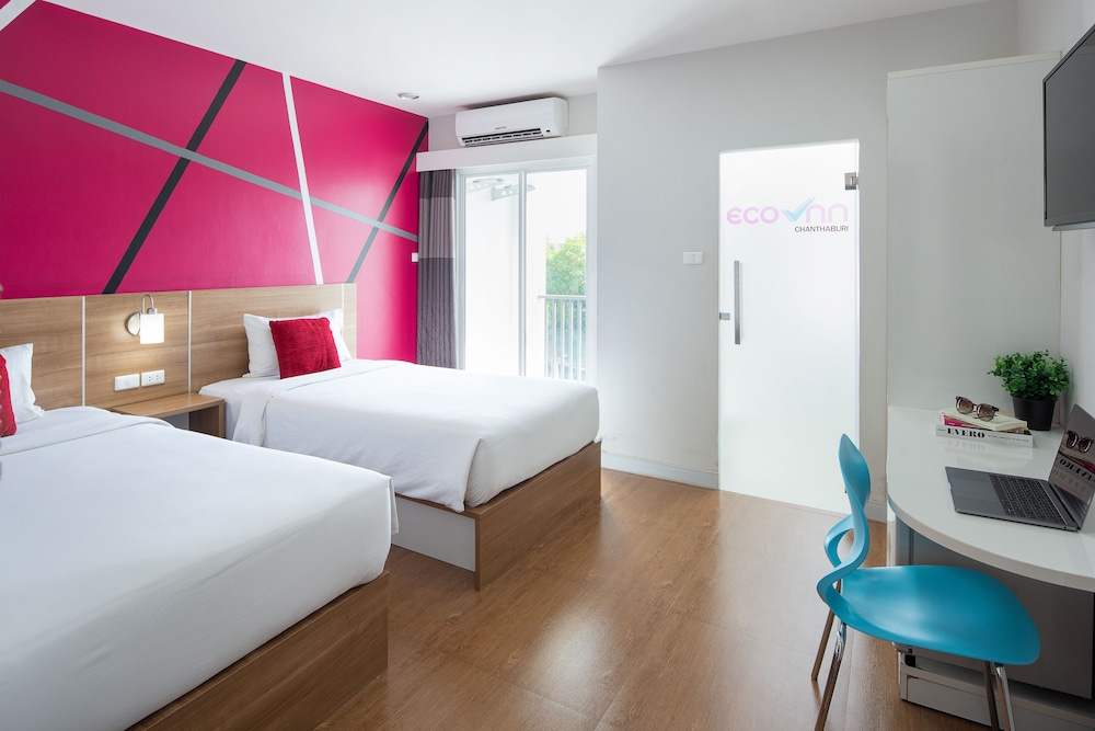 STANDARD, TWIN BEDS, CITY VIEW