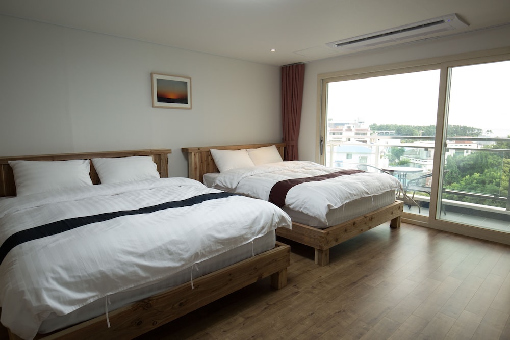 Cheonjiyeon Crystal Hotel 18/80