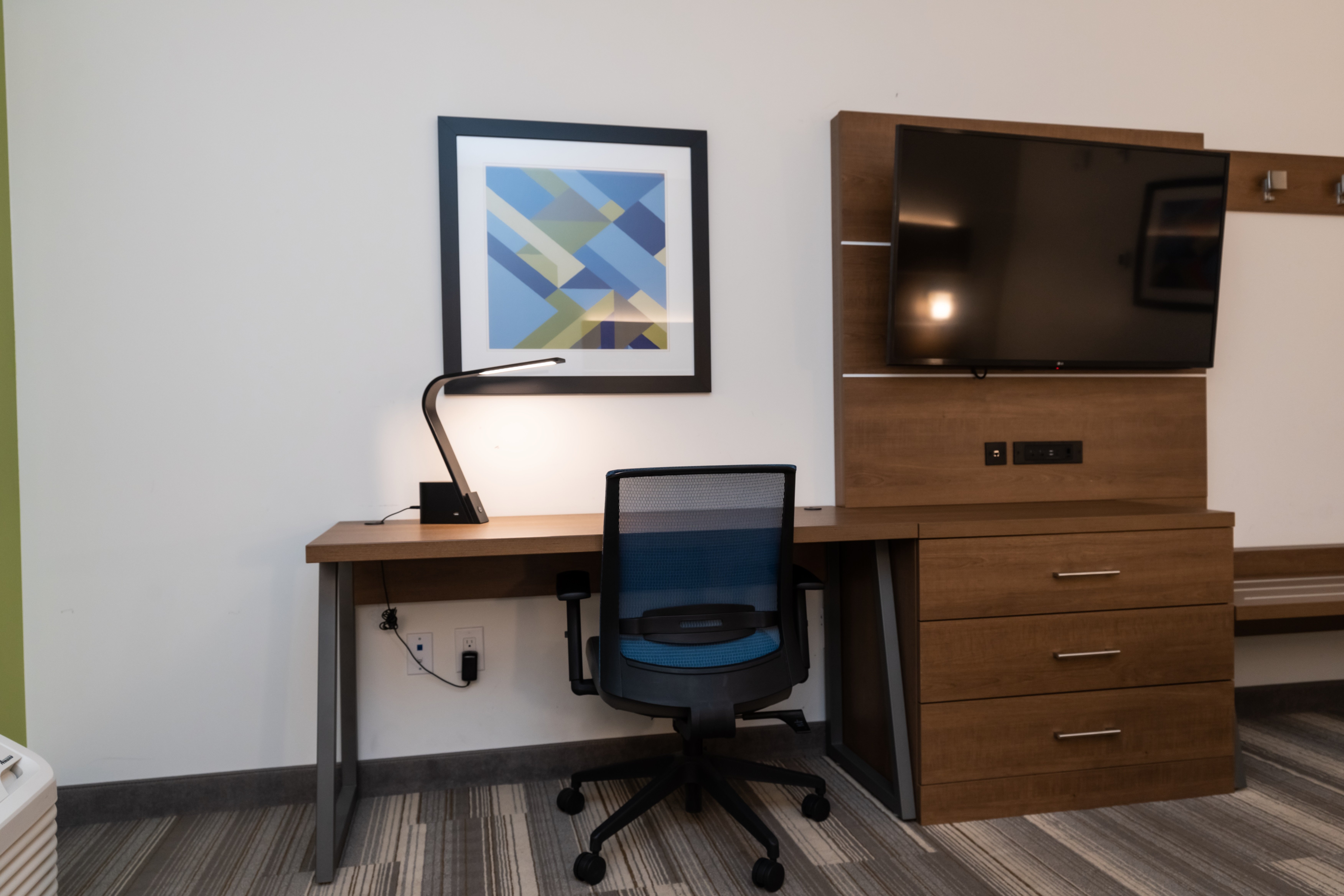 Holiday Inn Express And Suites Edmonton Sw Windermere 66/78