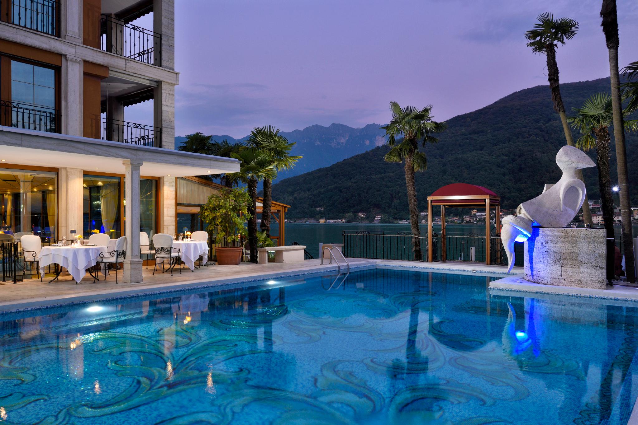 DELUXE, LAKE VIEW