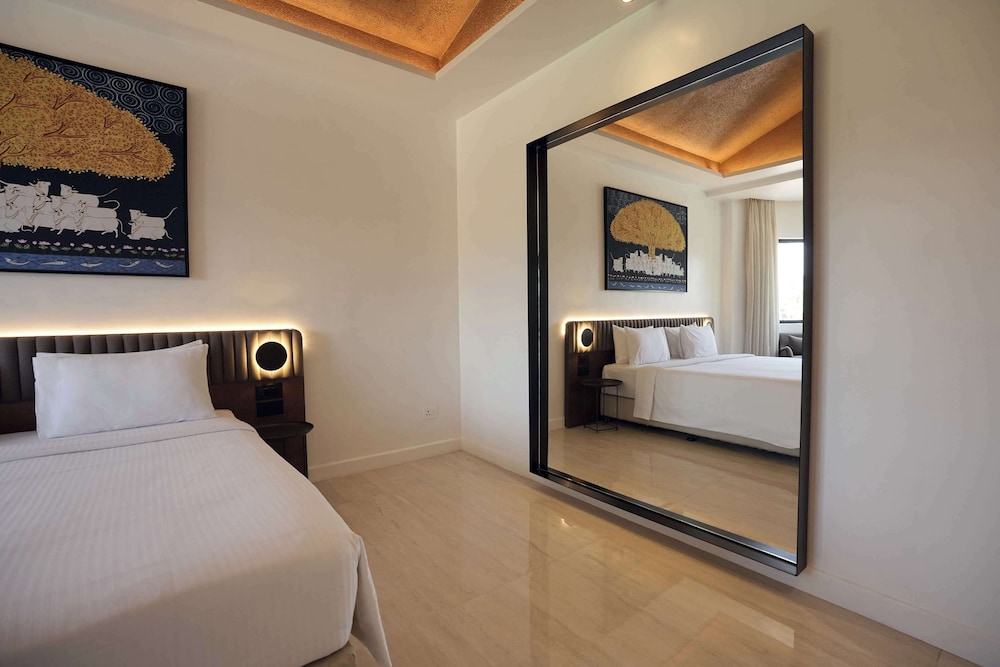 جناح بريميوم بسرير كينج مع أريكة بمنطقة جلوس، Resort Country Club, Manesar-WorldHotels Distinctive 2/5