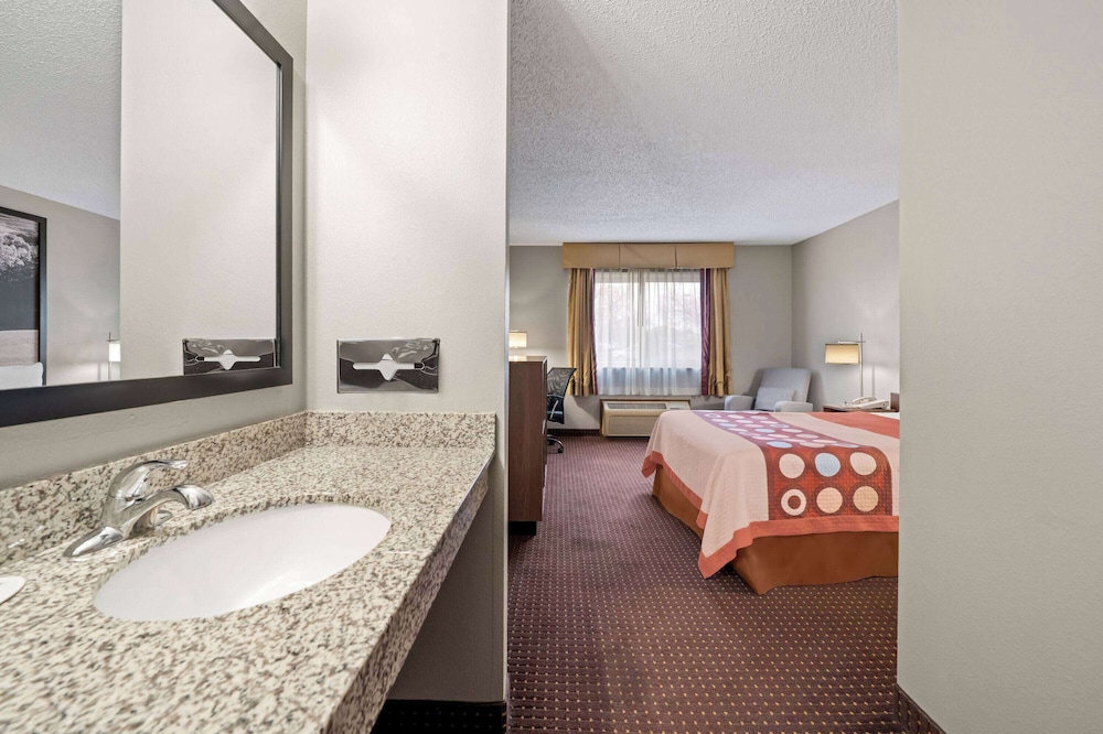 Super 8 by Wyndham Waverly 55/57