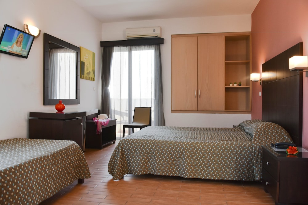 Hermes Hotel 8/55
