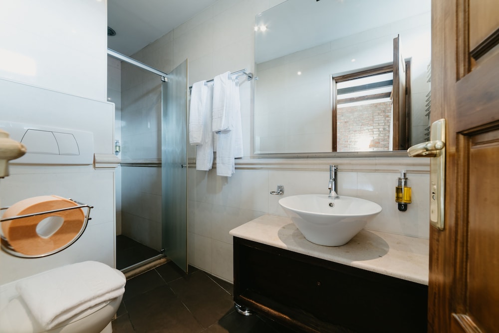 Topaz Boutique Hotel 32/37