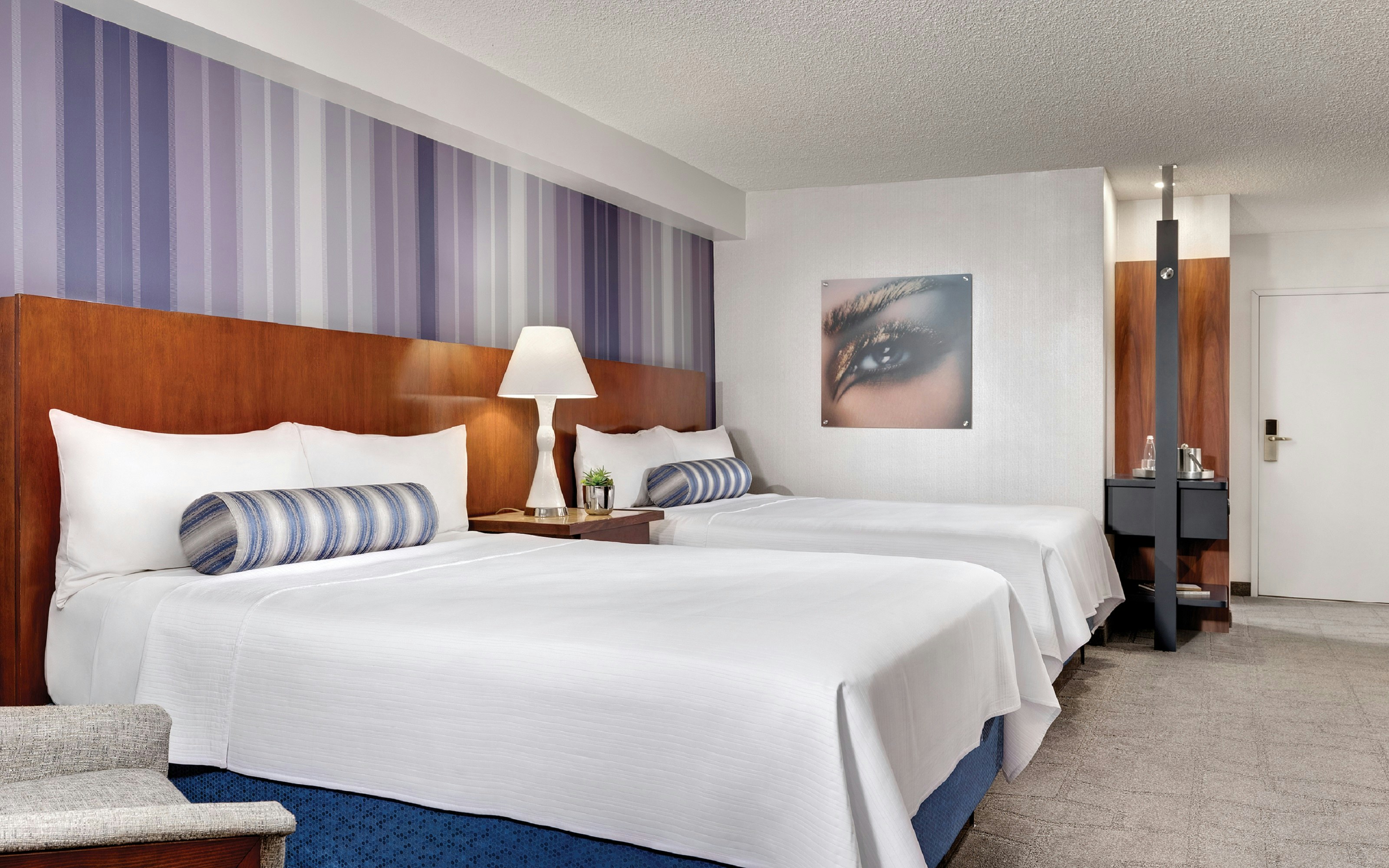 PYRAMID, 2 QUEEN BEDS