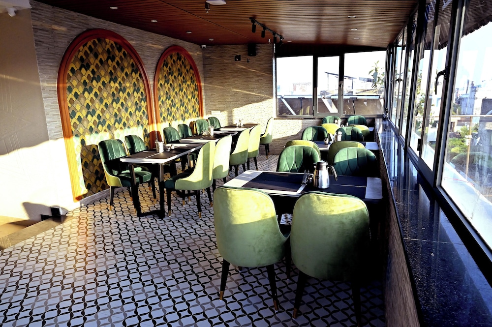 INDUS HOTEL 35/51