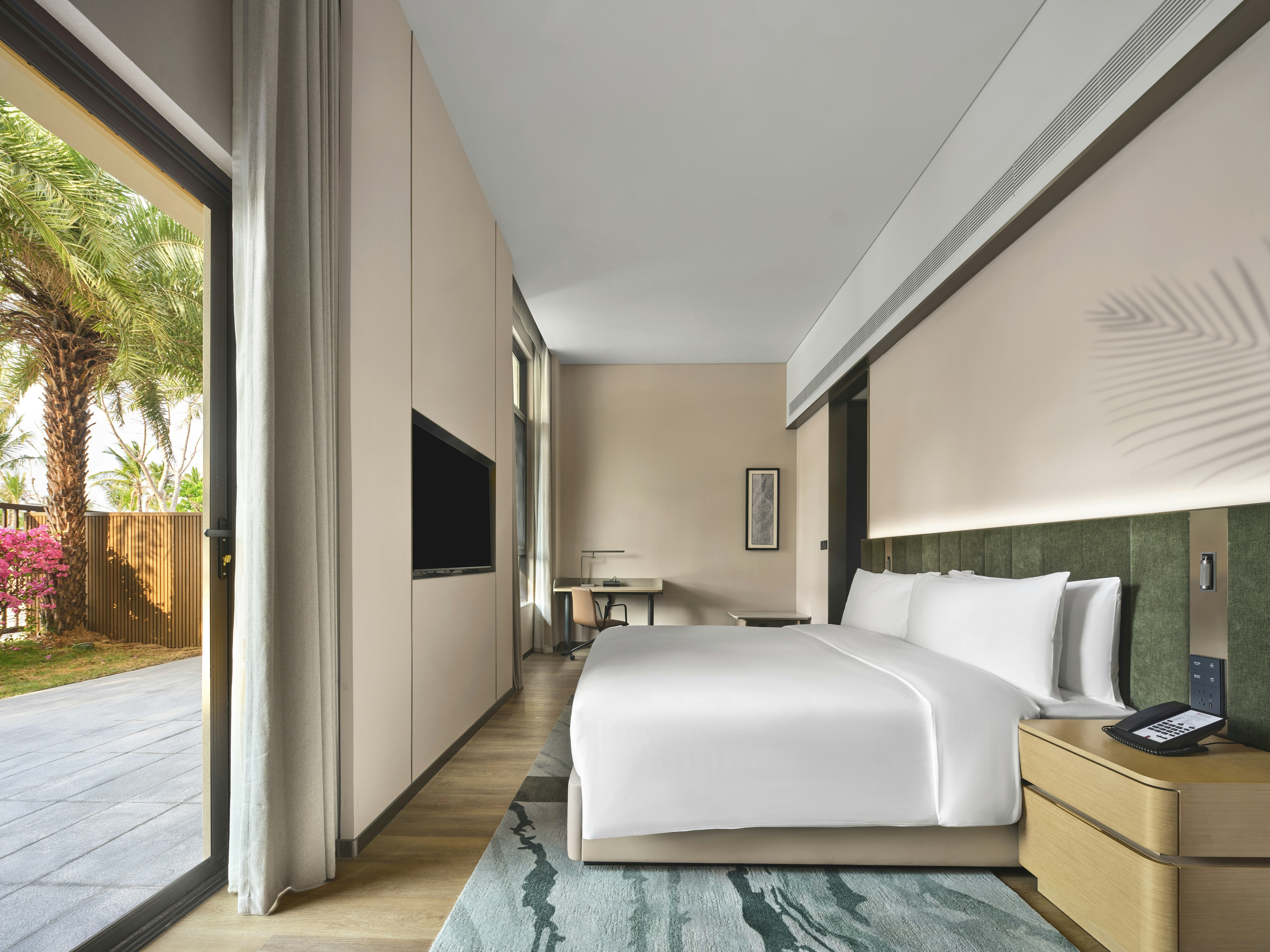 PREMIER, KING BED, BALCONY
