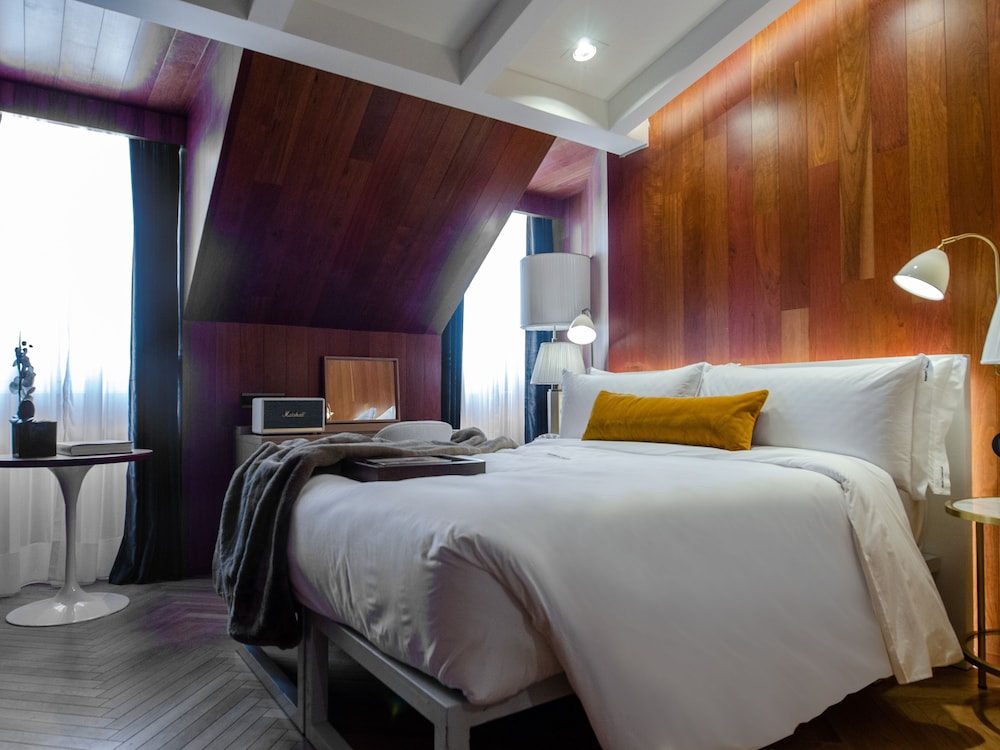 HISTORICAL, MANSARD, STANDARD, QUEEN BED