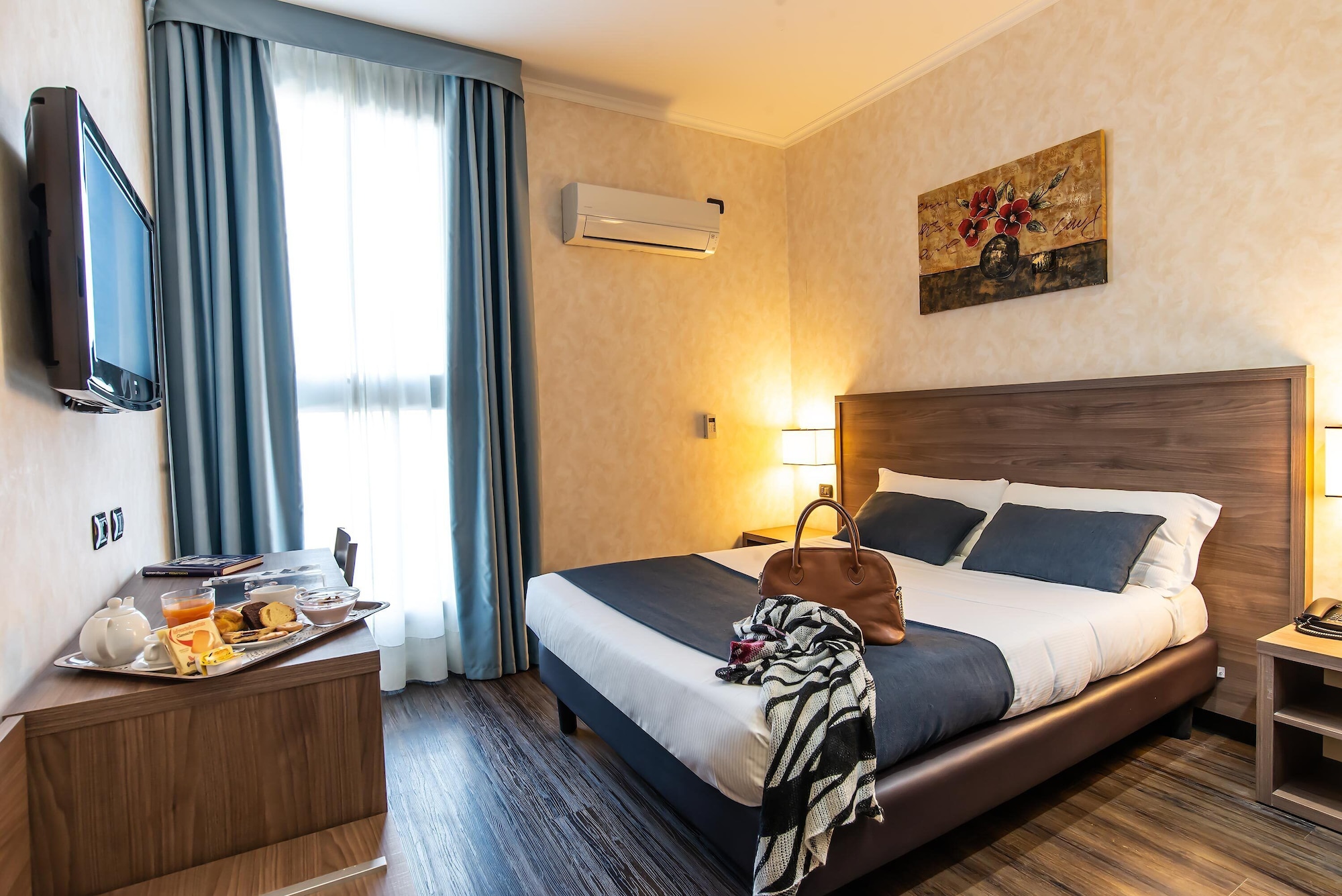 Smart, Queen Bed