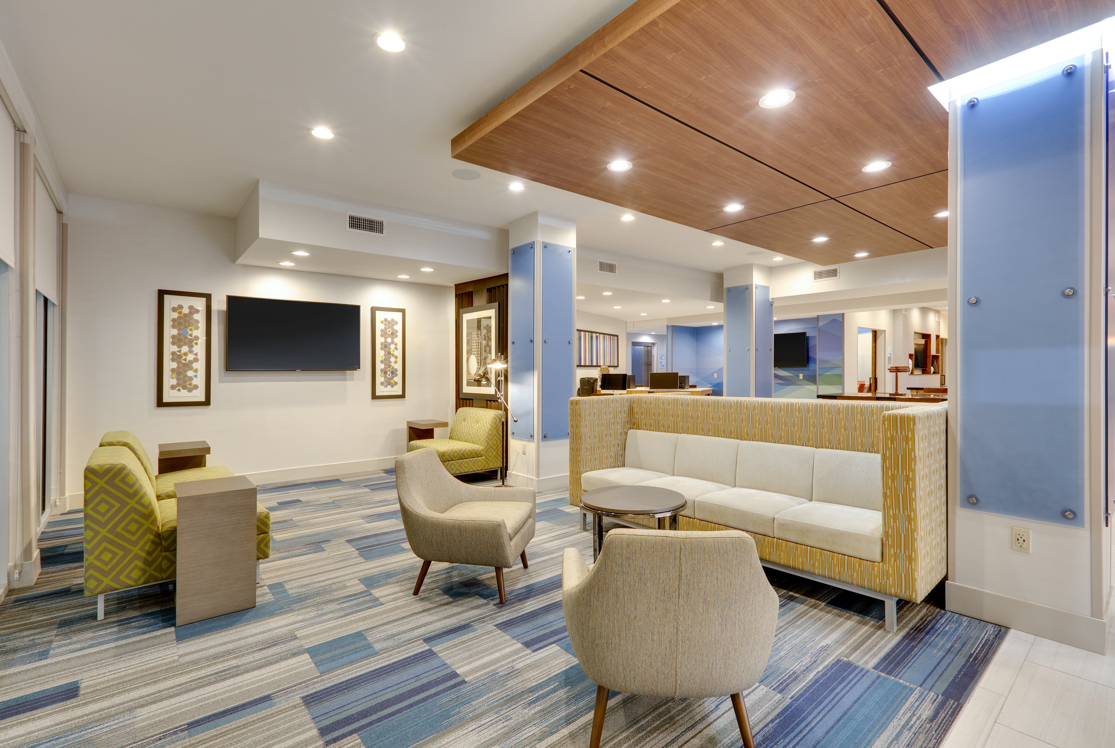 Holiday Inn Express Suites Farmers Branch 19/70