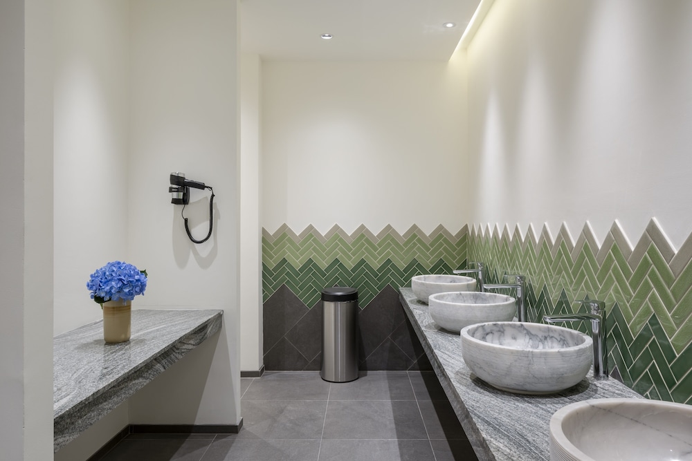 Lilit Bang Lumphu Hotel 64/66