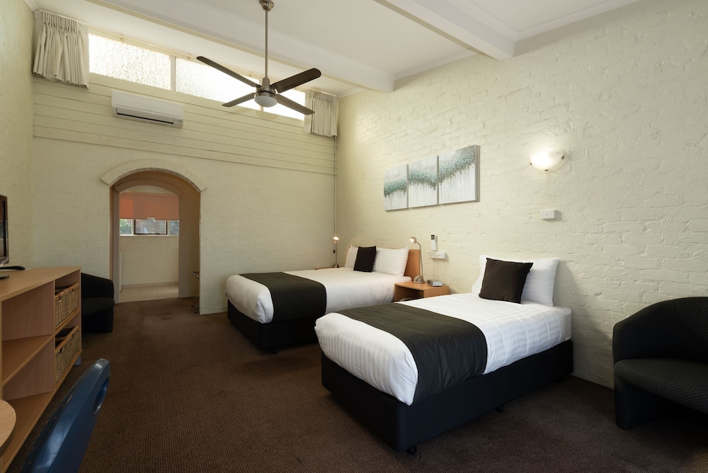 BARCLAY MOTOR INN 25/71