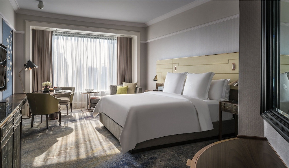 DELUXE, KING BED