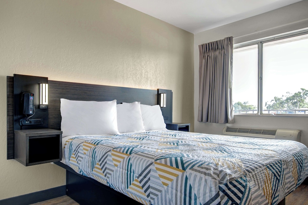 1 King Bed Premium, Micfridge