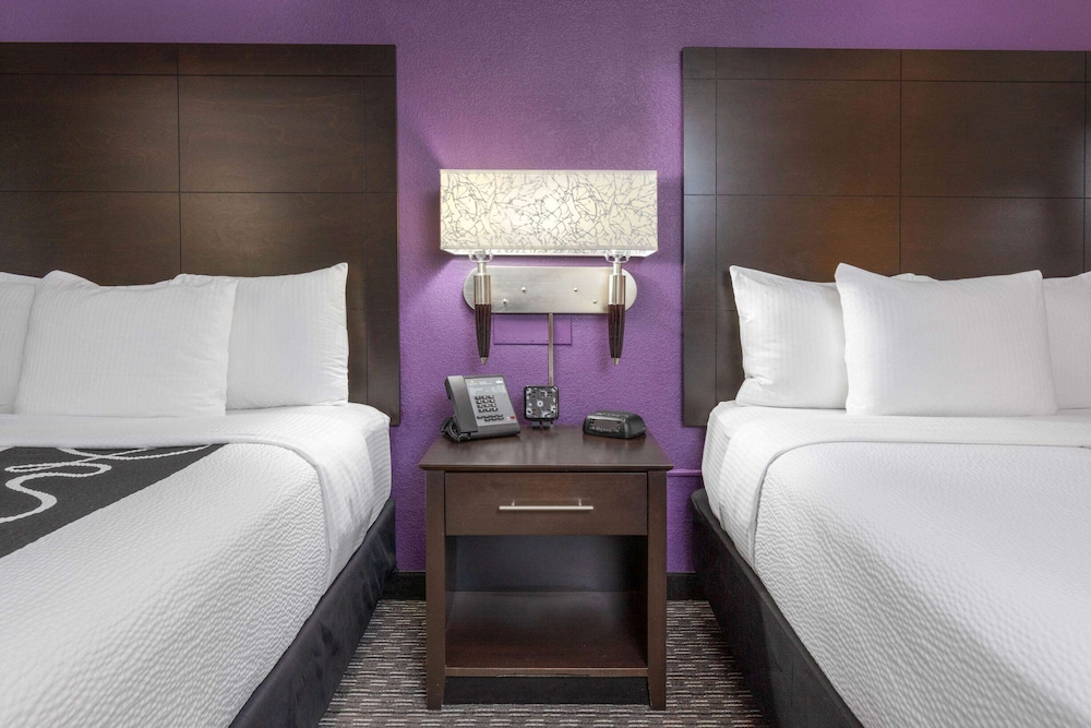 La Quinta Inn & Suites by Wyndham Clifton/Rutherford 12/50