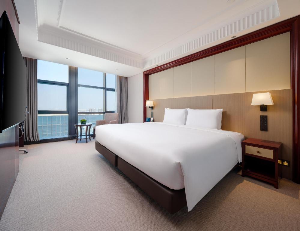 Classic, King Bed, City Side