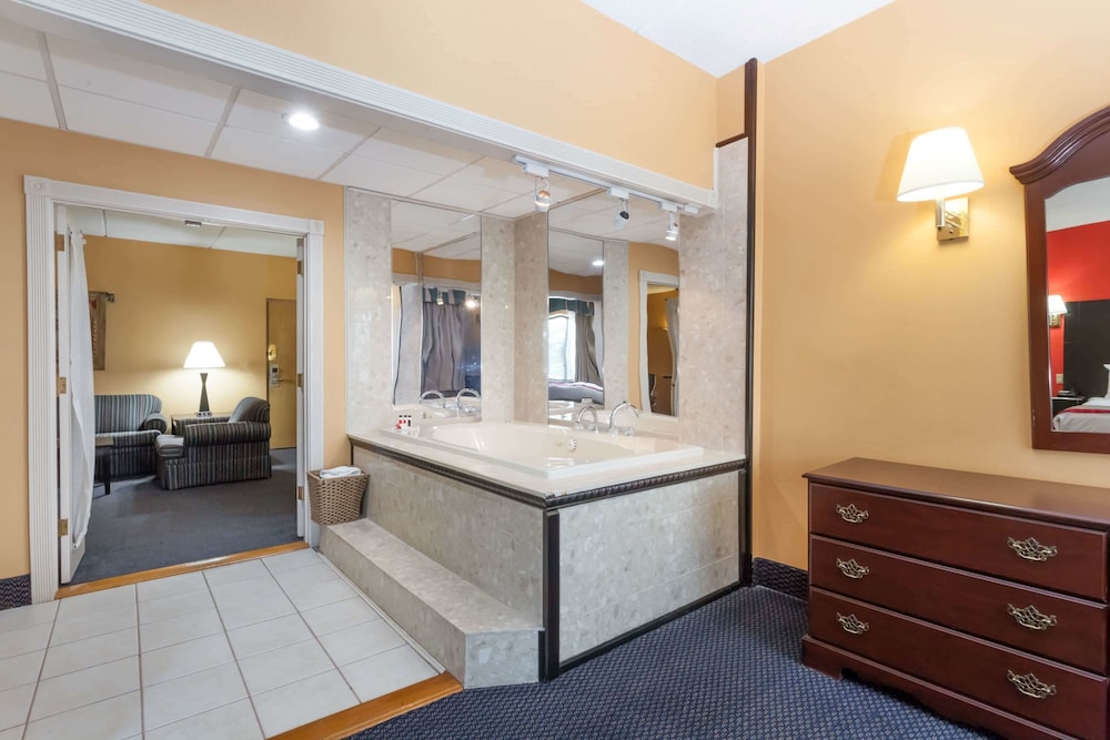 Ramada By Wyndham Newburgh/West Point 10/46