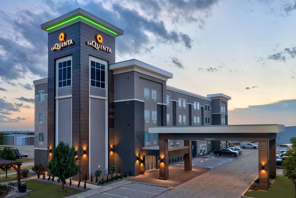 La Quinta Inn & Suites by Wyndham Denton - University Drive 3/41