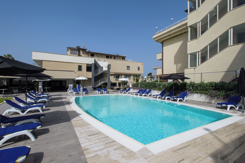 Ancora Hotel 66/72