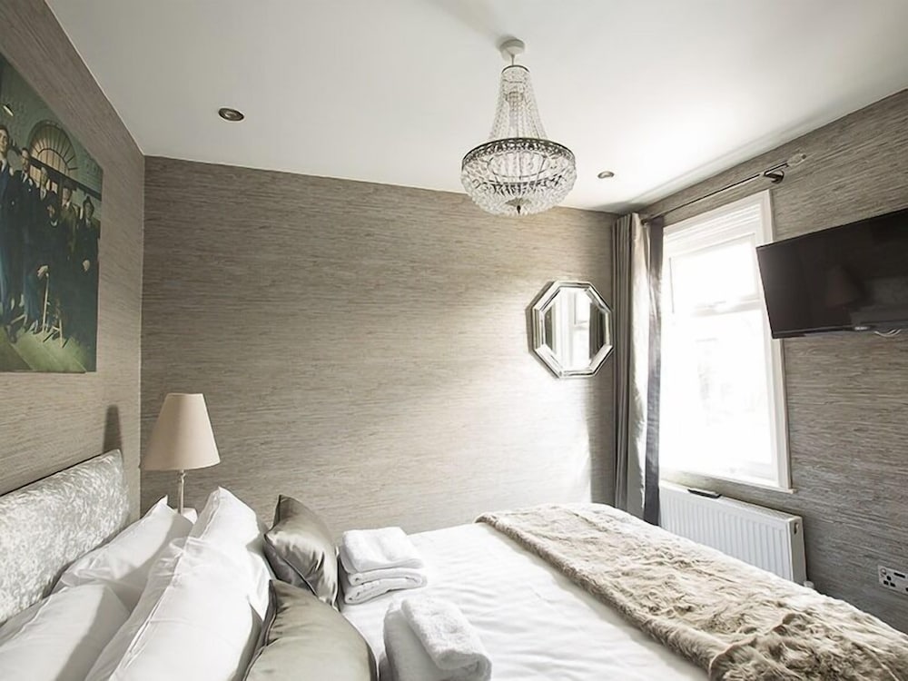 Peaky Blinders Accommodation & Bar 24/50