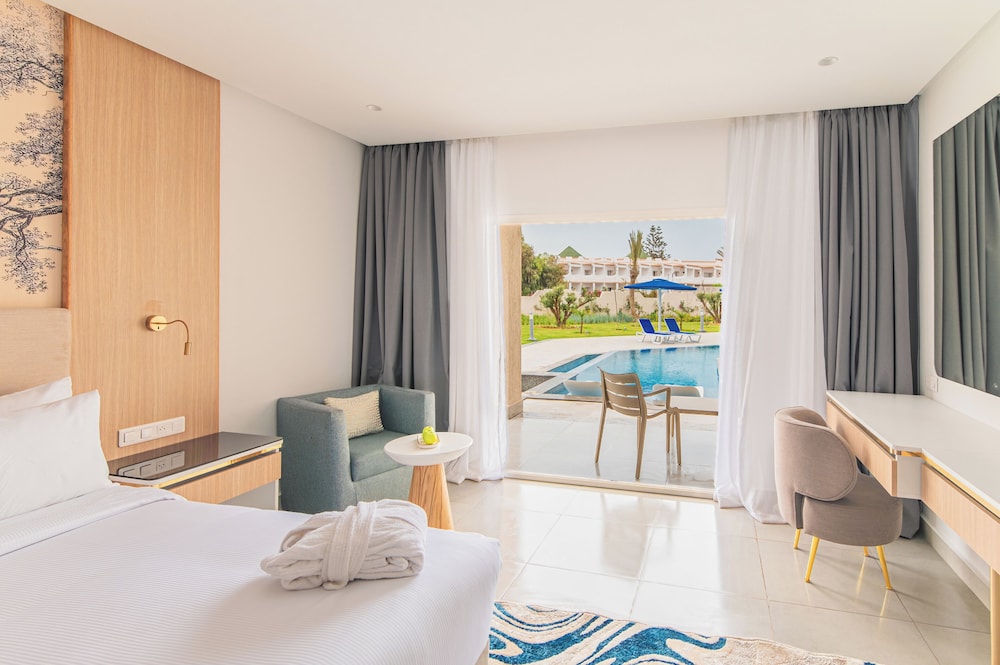 Deluxe, King Bed, Pool Access