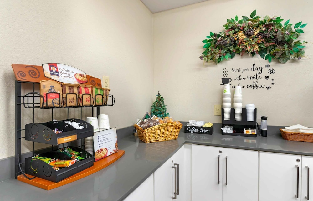 Extended Stay America Suites Kansas City Airport 7/45
