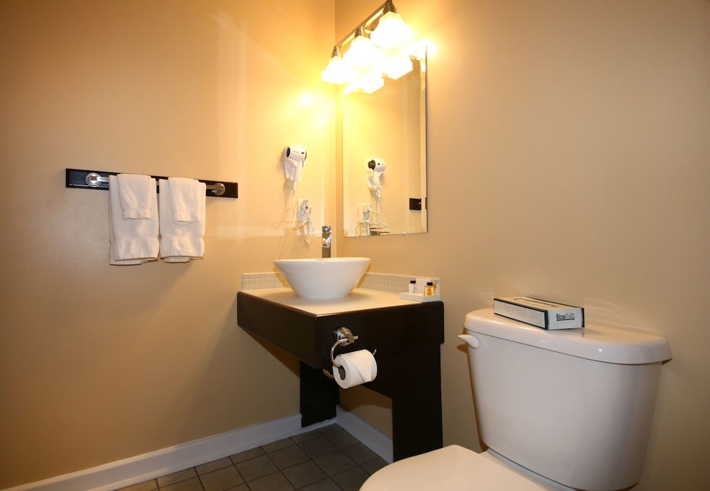 Grenfell Heritage Hotel & Suites 27/30