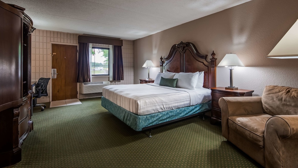 Baymont Inn and Suites by Wyndham Farmington, MO 18/62