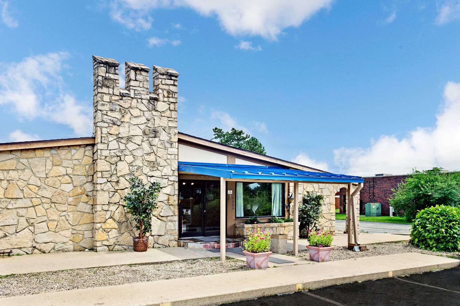 Exceed Inn 1/5