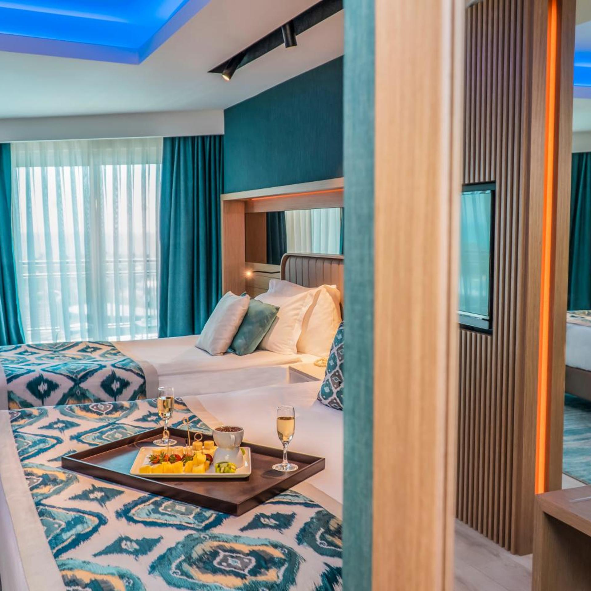 Deluxe, Double Bed, Lateral Side Sea View