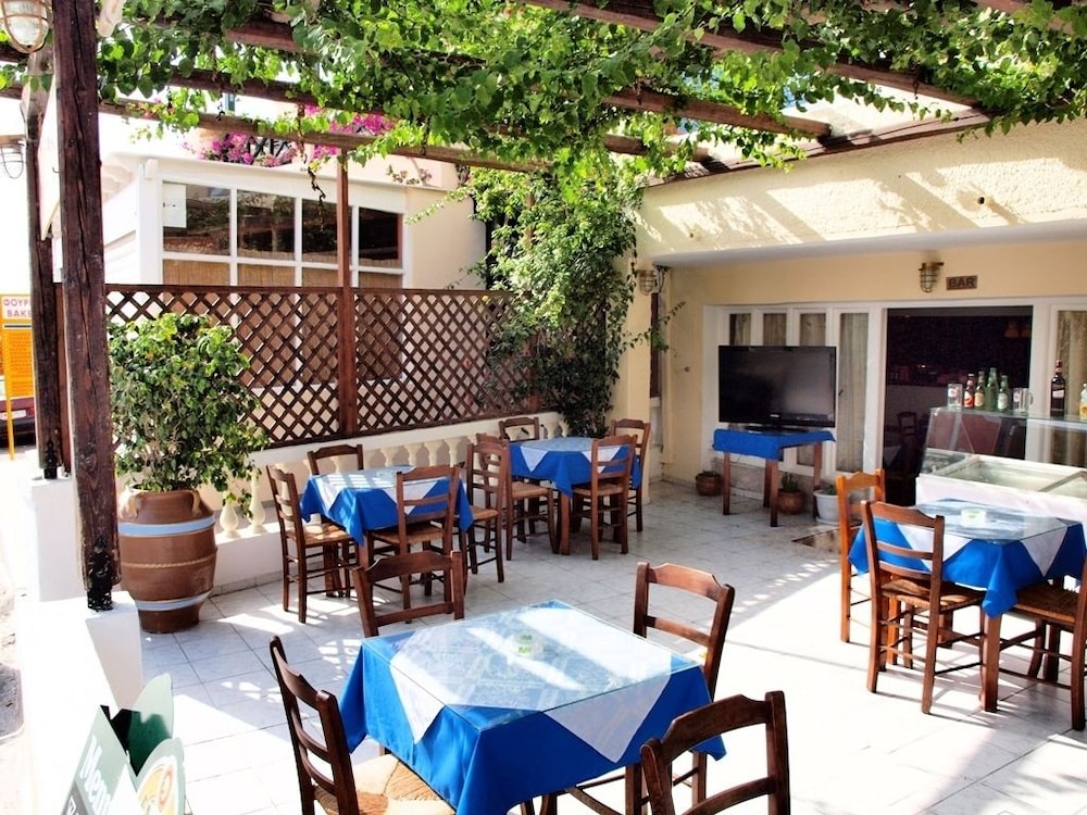 NARKISSOS HOTEL 37/50