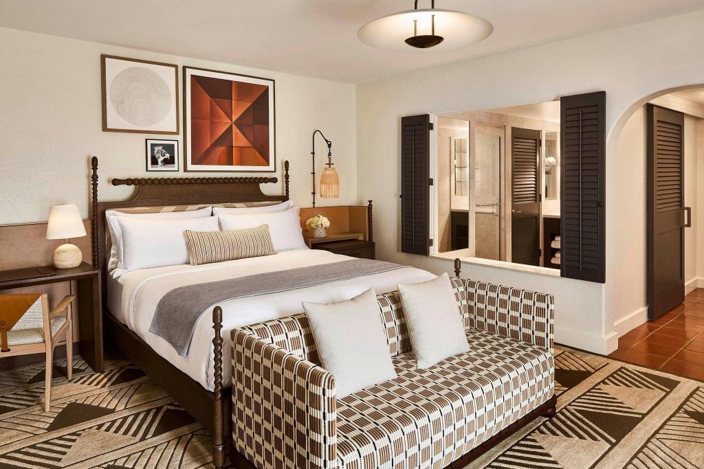 Guest Room, King Bed, Resort View, Club Lounge Access