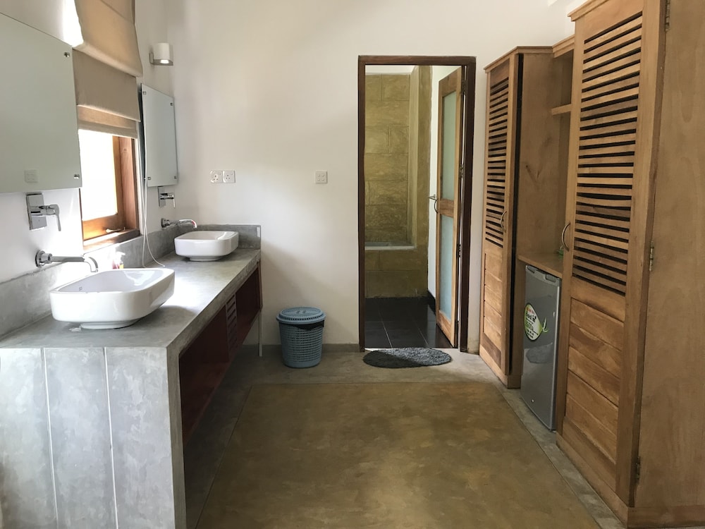 JUNIOR SUITE, POOL SIDE, BATHTUB