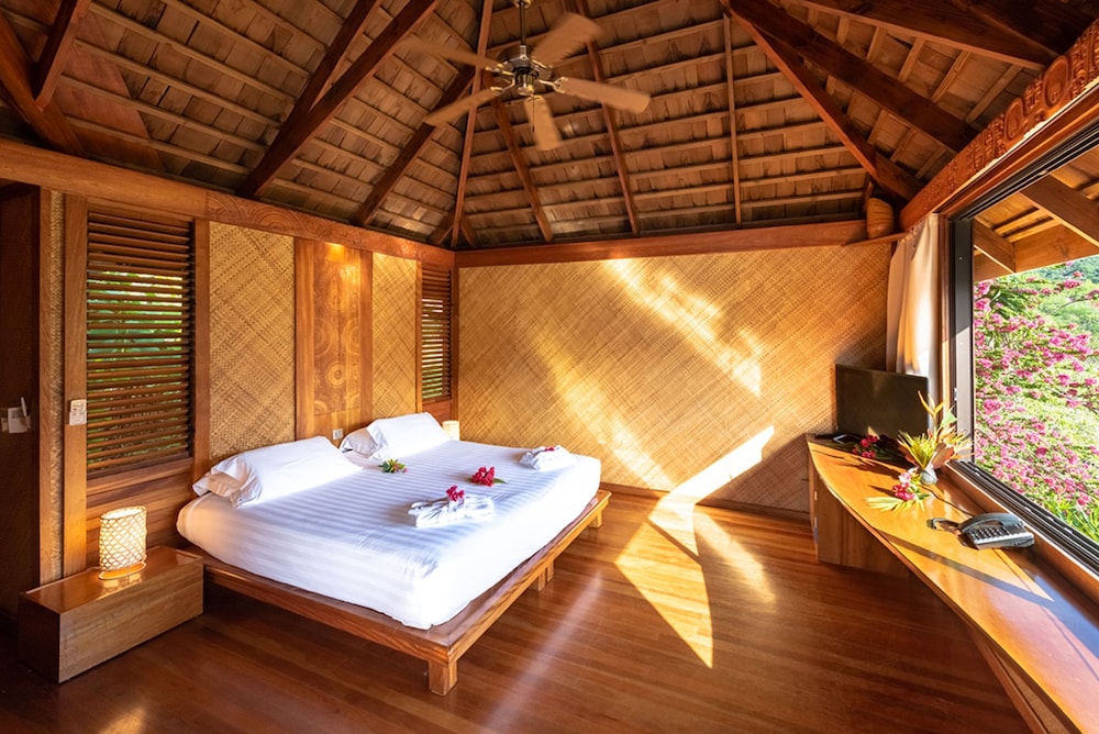 NUKU HIVA KEIKAHANUI PEARL LODGE 25/56