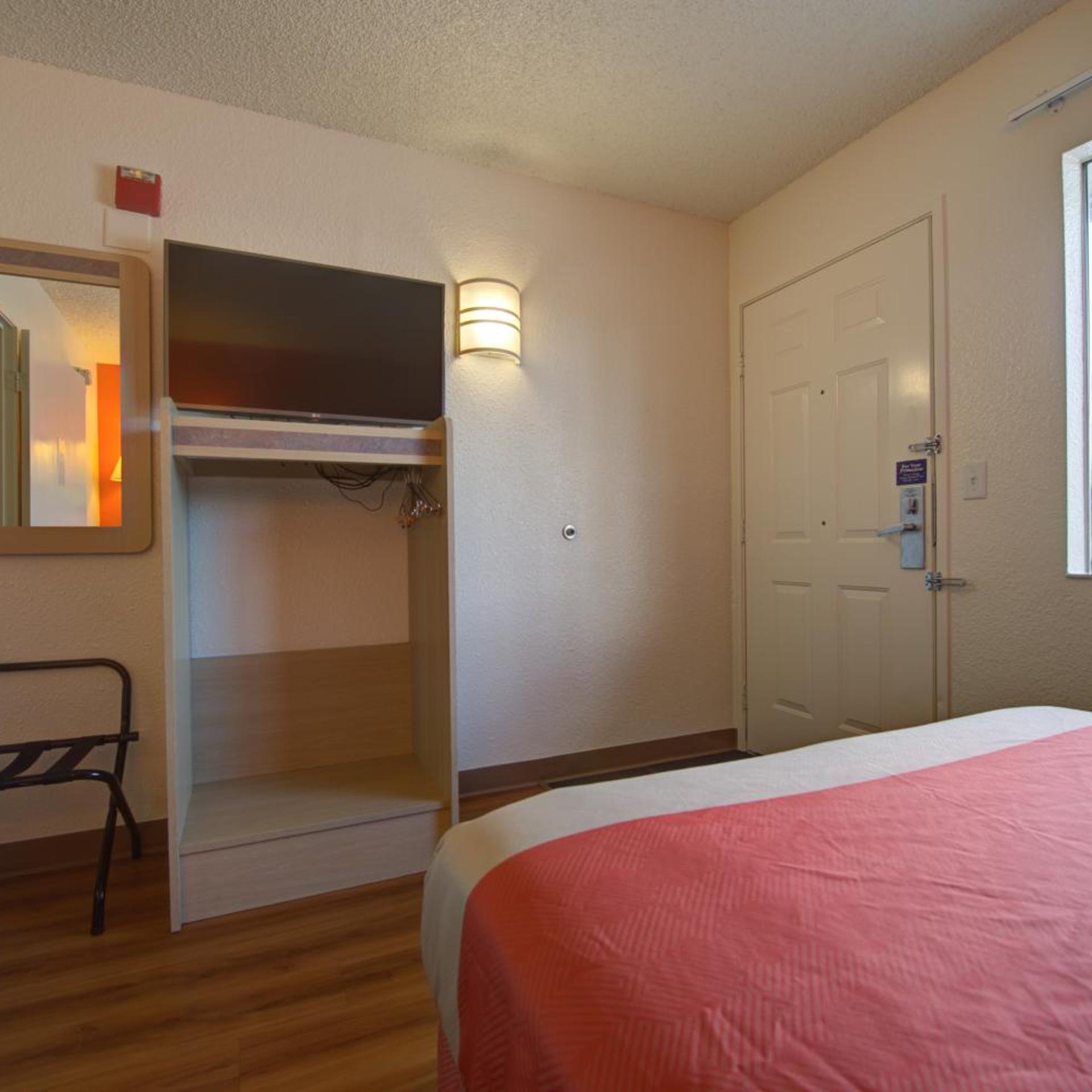 غرفة بسرير كوين للمدخنين، Motel6 Seattle, WA - Airport 2/10