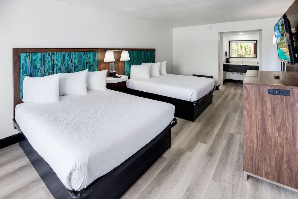 Renovated, 2 Queen Beds, Partial Ocean View