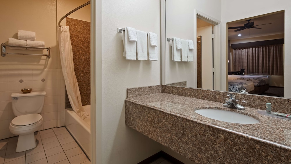 Days Inn by Wyndham Navasota 56/60