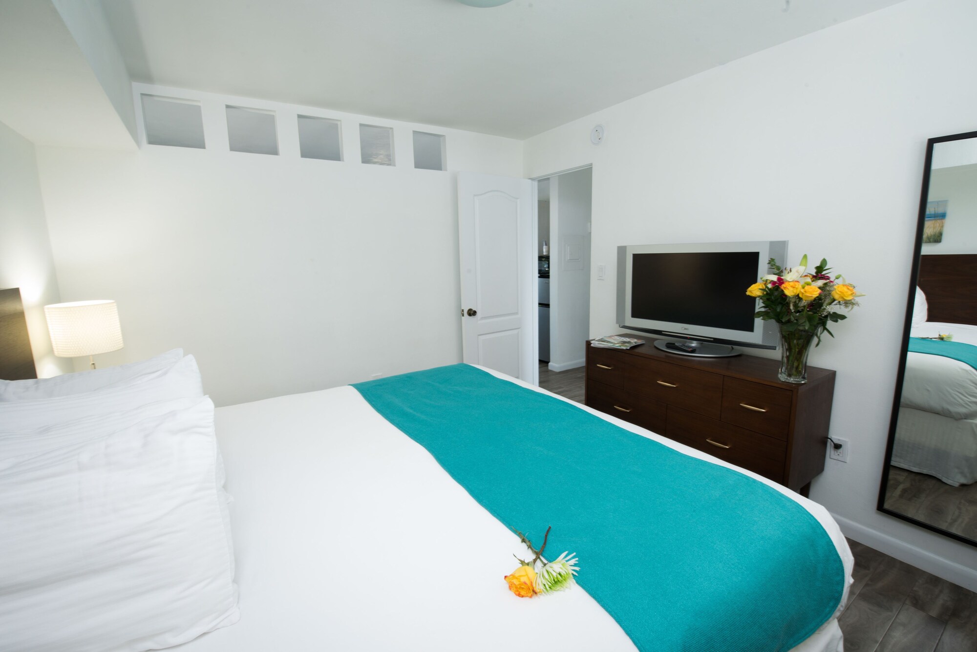SUITE, KING BED