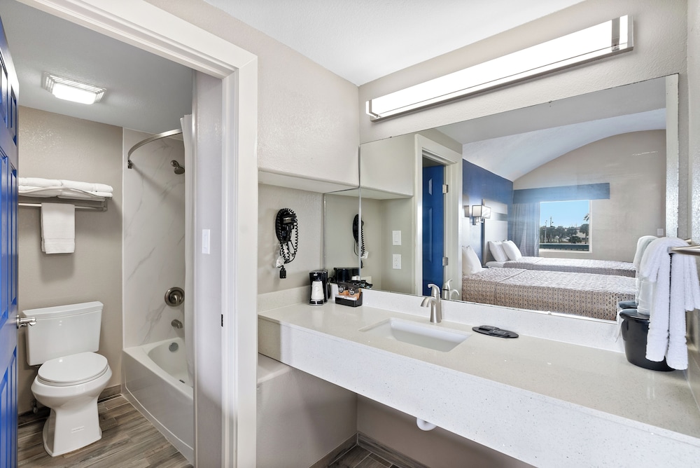 غرفة قياسية بسريرين كوين بمطبخ صغير لذوي الإعاقة، Blue Wave Inn 5/6