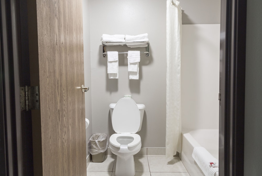 Super 8 by Wyndham Waxahachie TX 24/41