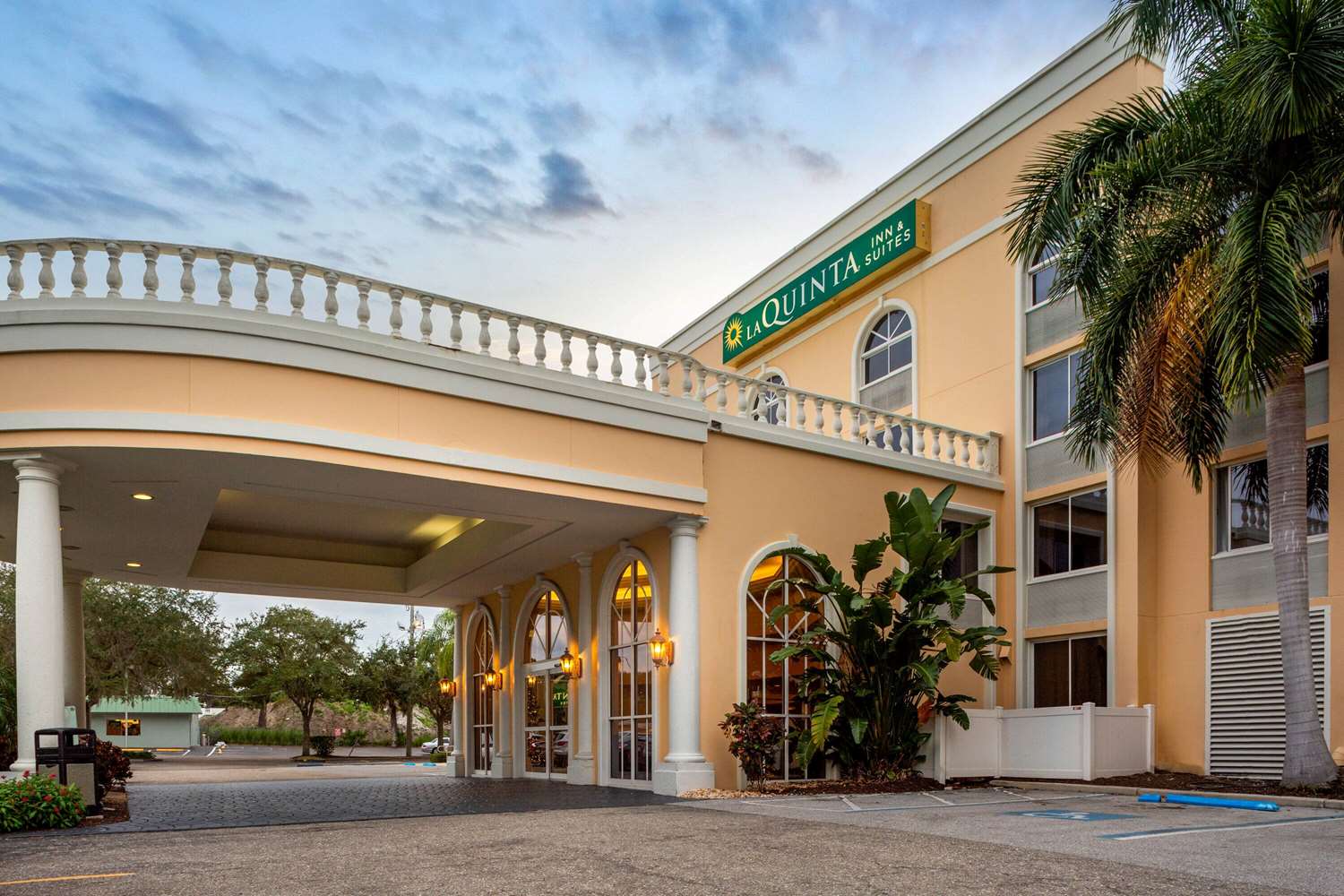 La Quinta Inn & Suites by Wyndham Sarasota Downtown 2/52