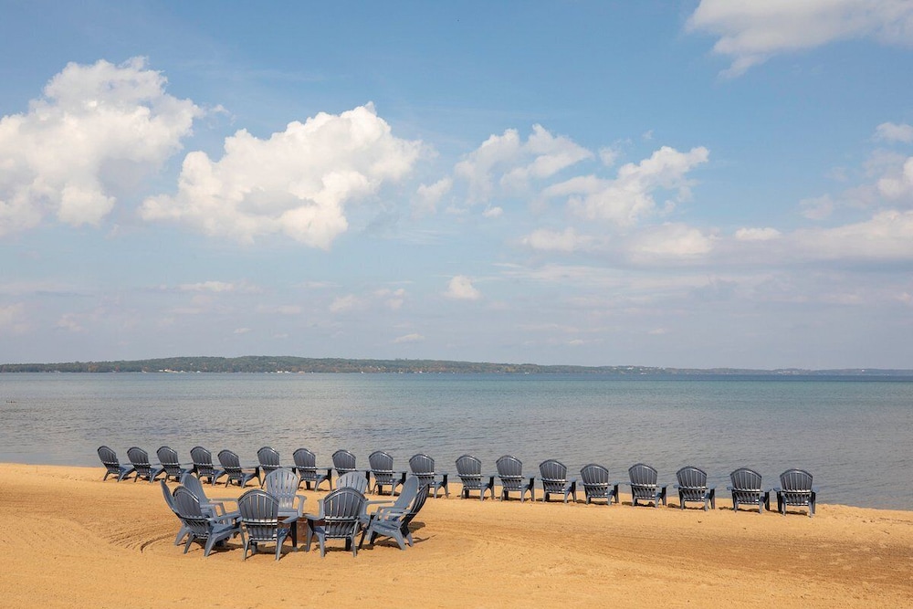 Pointes North Beachfront Hotel 63/72