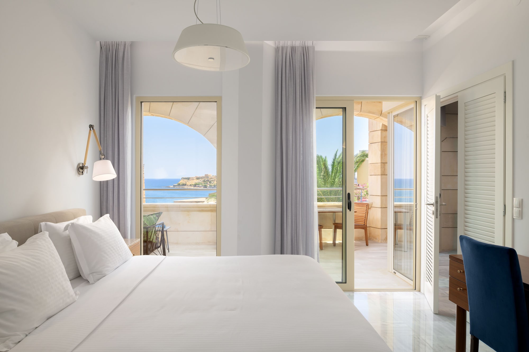 GRAND, SUITE, SAUNA, JETTED TUB