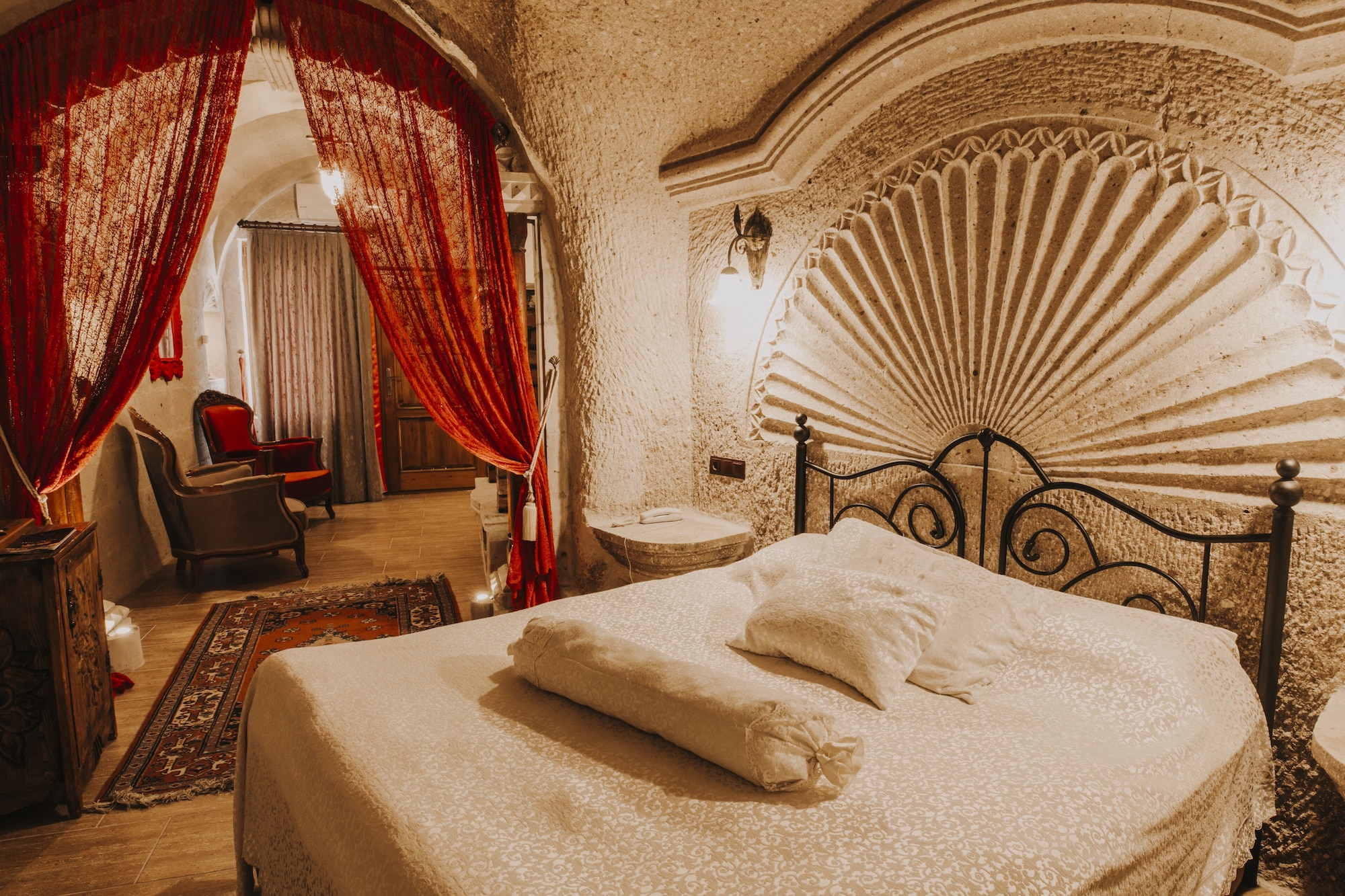Cave, Junior Suite, Queen Bed