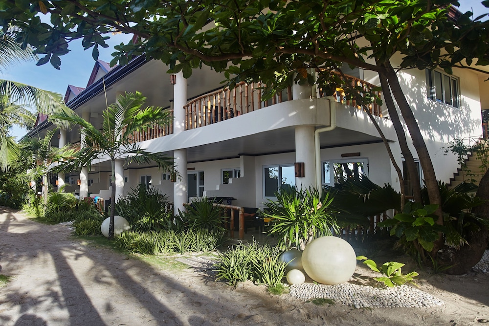 Ocean Vida Beach And Dive Resort 63/65